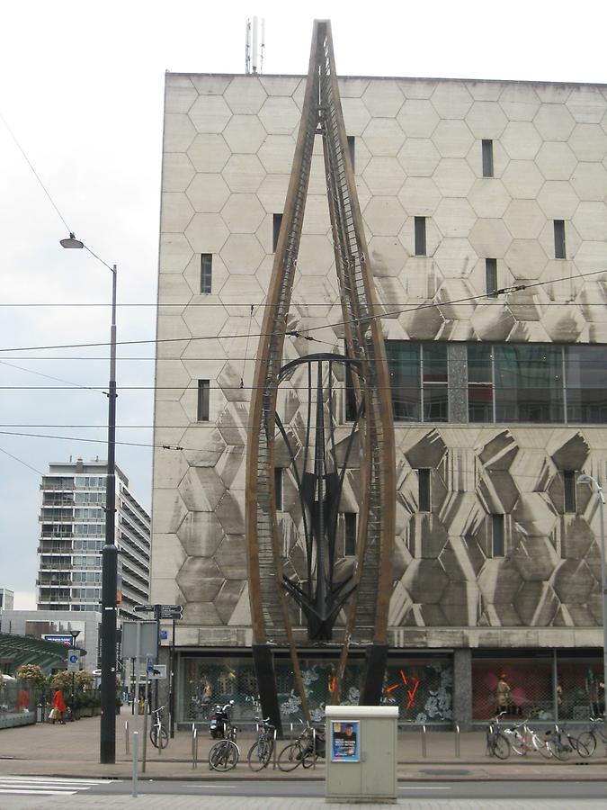 Rotterdam - Department Store&#39;De Bijenkorf&#39; - Sculpture &#39;ConstruCtion&#39; byNaum Gabo 1957