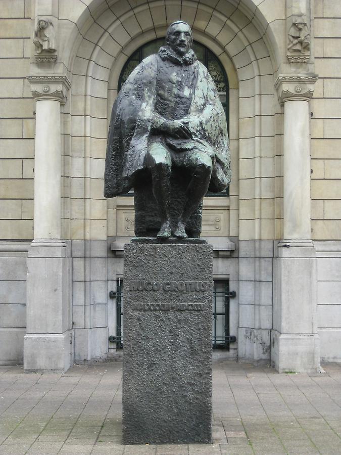Rotterdam - Stadthuis, Monument of Hugo Grotius
