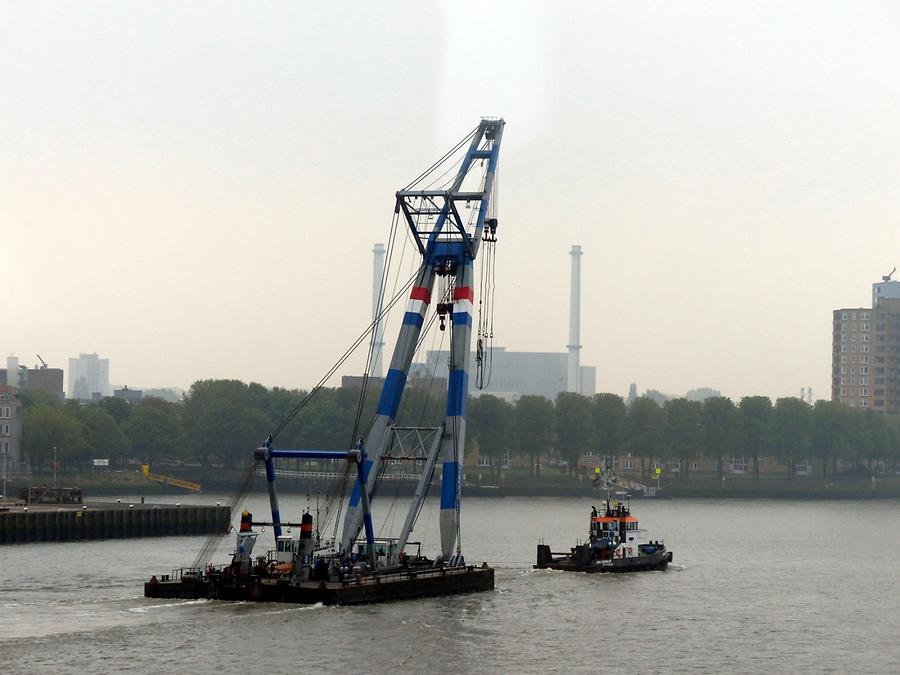 Rotterdam - Towed Crane Ship
