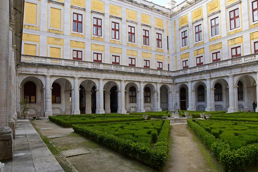 Convent and Palace of Mafra; Cloister