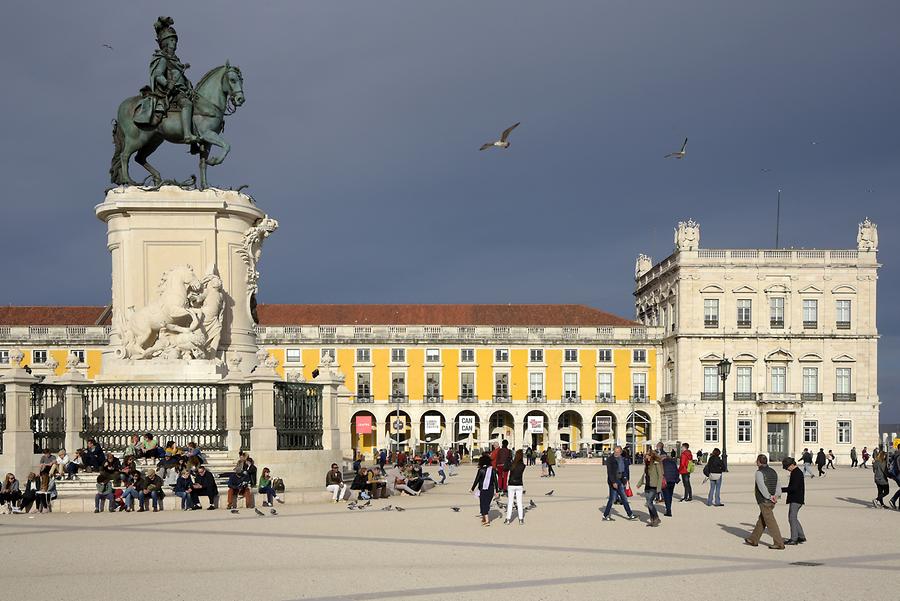 Praça do Comércio - Statue of King José I