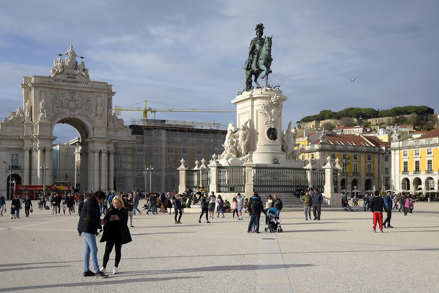 Praça do Comércio - Statue of King José I and Rua Augusta Arch