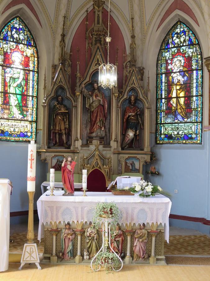 Crvenka - Heart of Jesus Catholic Church; Altar