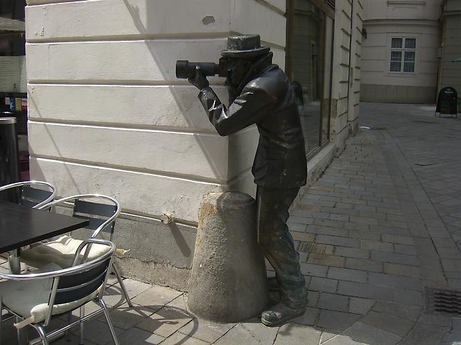 Bratislava, street art: “The paparazzo”