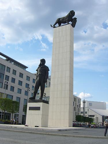Bratislava: Statue of general Milan Rastislav Štefánik and the lion pylon by Bohumil Kafka