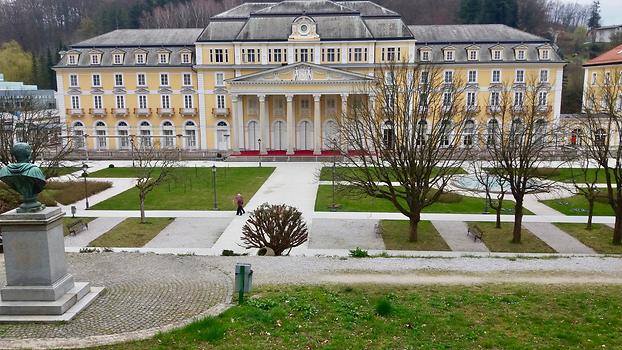 Grand Hotel and the statue of Count Ferdinand Attems (from behind), Rogaška Slatina, Slovenia. 2016. Photo: Clara Schultes