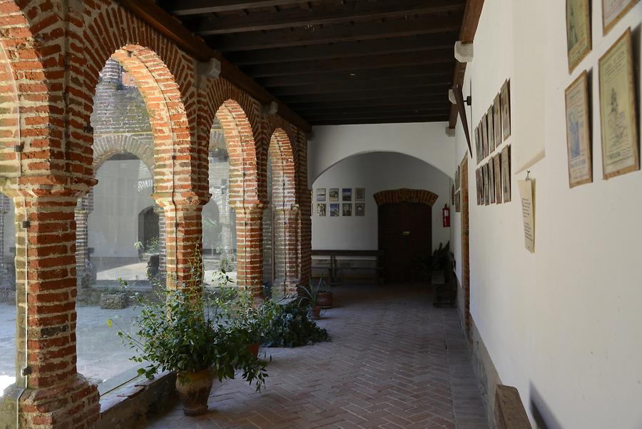 Tentudía Monastery - Cloister
