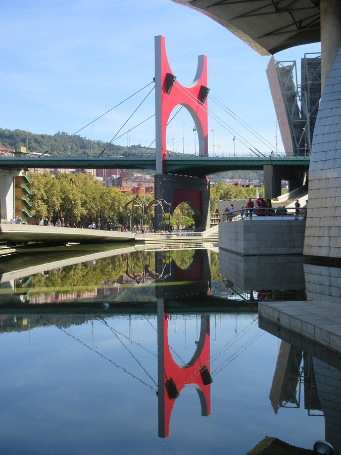 Bilbao - Guggenheim Museum - Puente la salve - Daniel Buren 'Red Arches' 2007