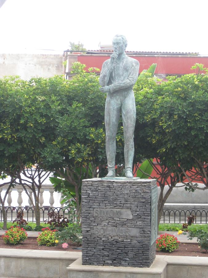 Garachico - Plaza de la Libertad - Monumento Simon Bolivar