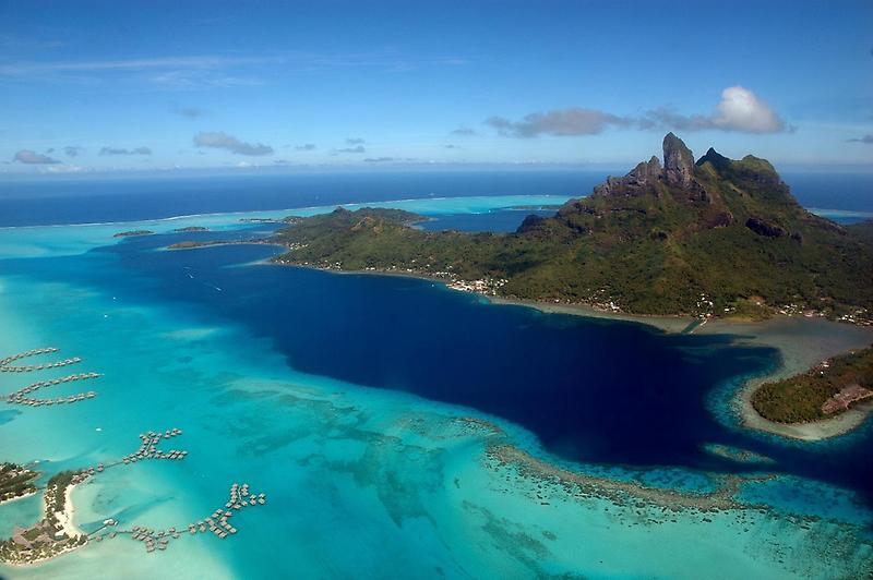 Bora Bora from the air (2)