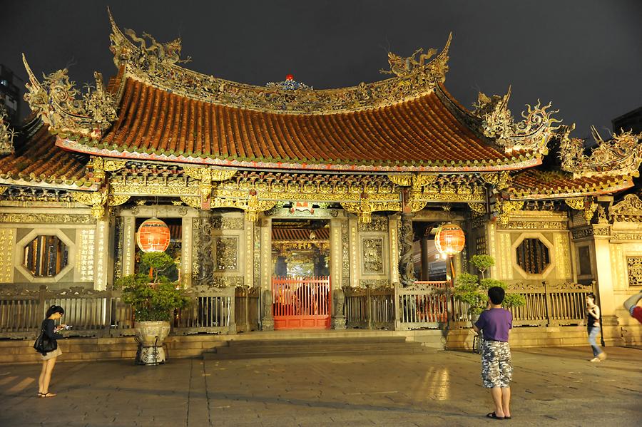 Longshan Temple at Night