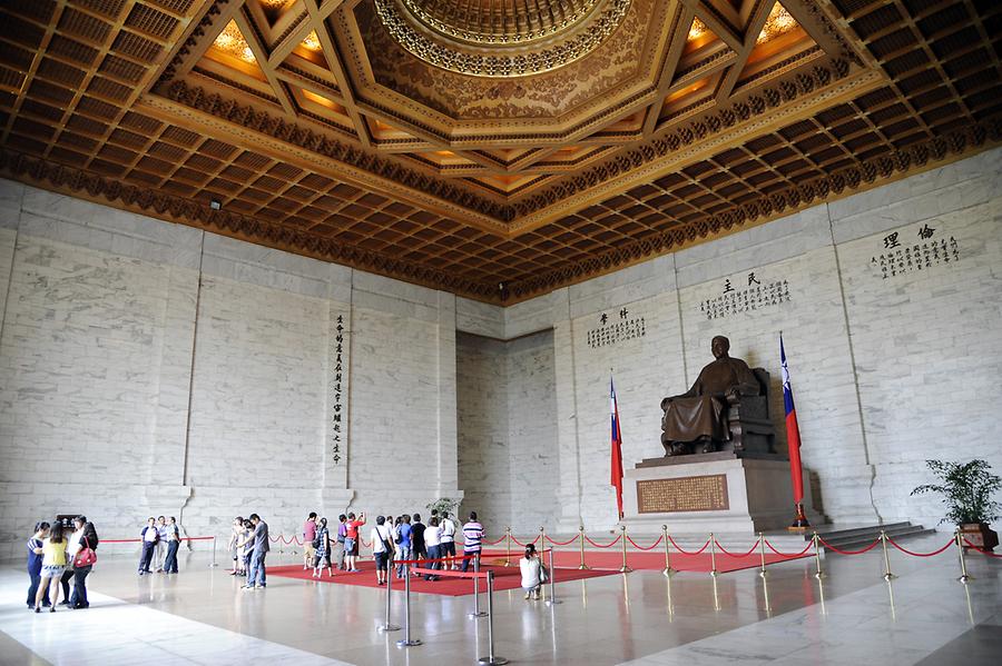 Chiang Kai-shek Memorial Hall, Interior